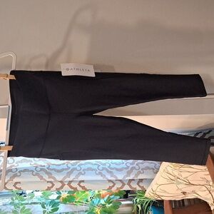 NWT Athleta interval stash capri pants Women's XS Black